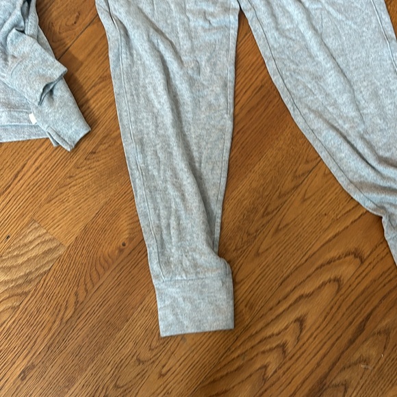 NWT Ugg set in light gray. - Picture 7 of 8